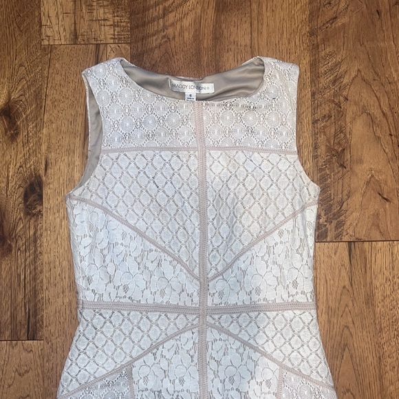 Maggy London Woman’s Lace Dress Size 6 - Picture 2 of 6